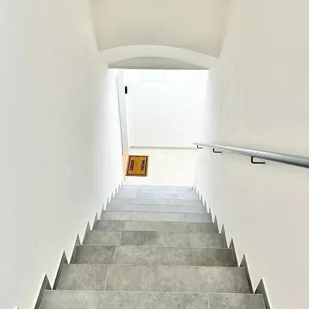 2br Spacious Basement Near Center Apartman